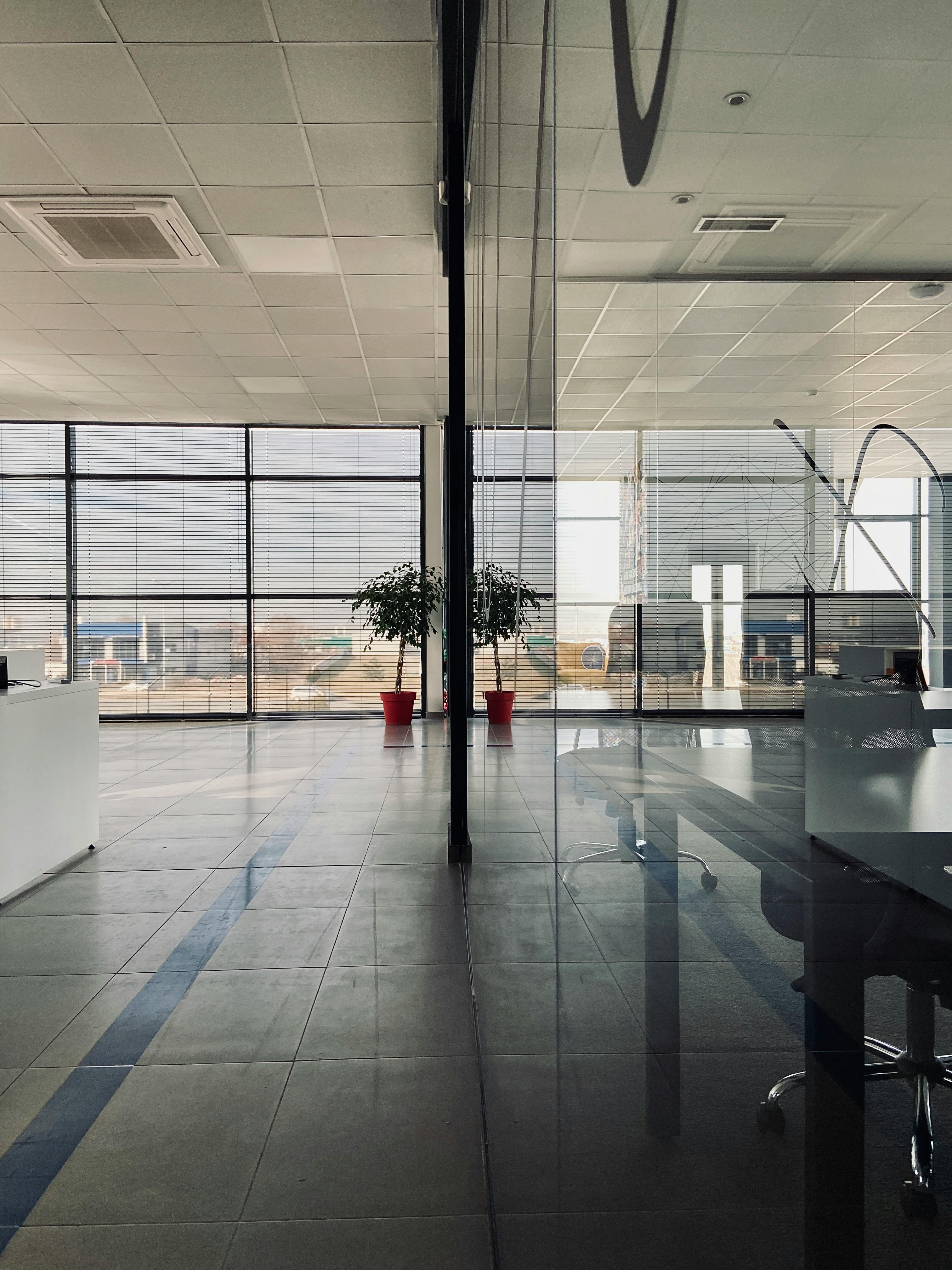 Intérieur d'immeuble professionnel — Pretium Services